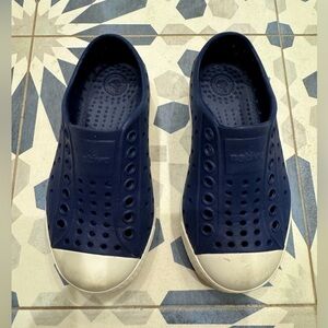 Native Shoes Jefferson water friendly slip-on sneaker. toddler size 9 navy blue